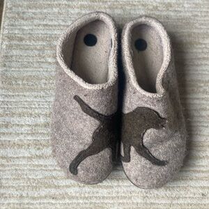 L L BEAN Brown Taupe Indoor/Outdoor Slippers With Chocolate Brown Dog (9M)